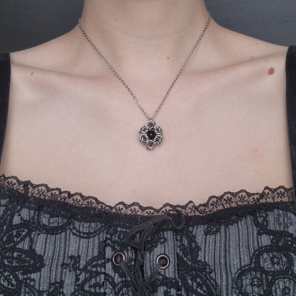 Victorian Gothic black pearl chainmaille necklace with a small silver chain - Picture 2 of 7